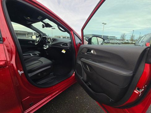 New 2026 Chrysler Pacifica Select image 9