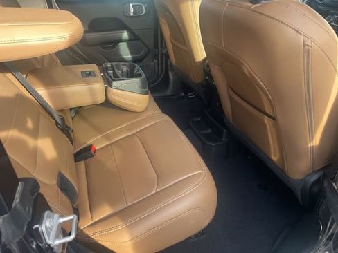 Used 2020 Jeep Wrangler Unlimited Sahara image 25