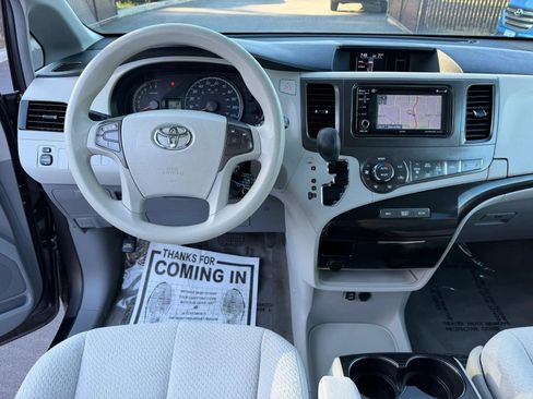 Used 2013 Toyota Sienna LE w/ Towing Pkg AWD/4WD image 17