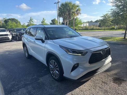 Used 2022 Toyota Highlander Platinum FWD image 2