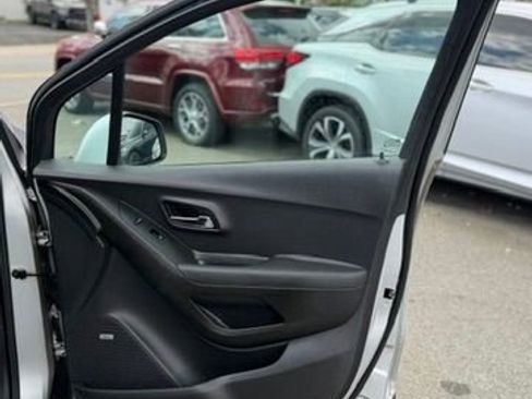 Used 2019 Chevrolet Trax LT w/ Sun & Sound Package image 29