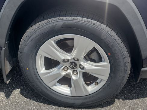 Used 2019 Toyota RAV4 XLE w/ Convenience Package AWD/4WD image 9