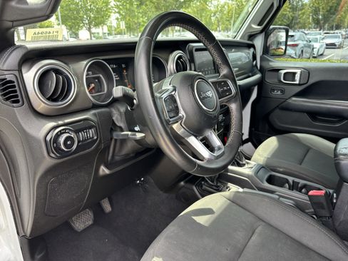 Used 2019 Jeep Wrangler Unlimited Sahara AWD/4WD image 17