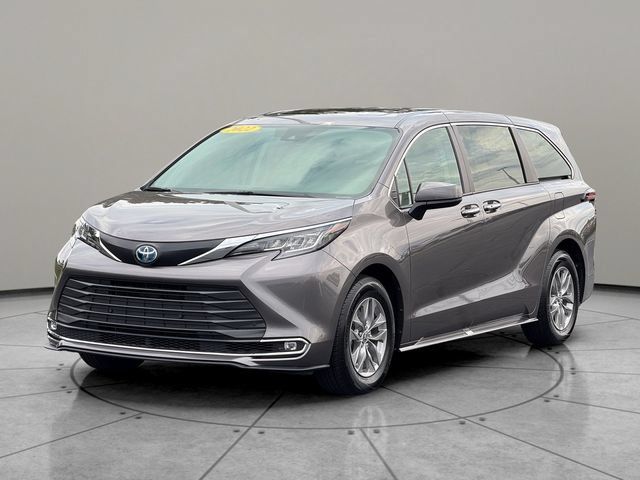 Certified 2022 Toyota Sienna XLE FWD image 2