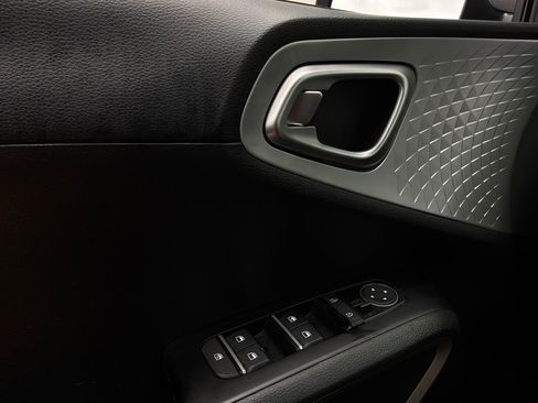 Used 2025 Kia Soul LX w/ LX Technology Package FWD image 19