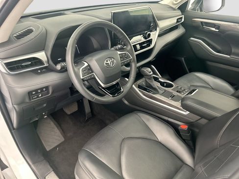 Used 2023 Toyota Highlander Platinum FWD image 9
