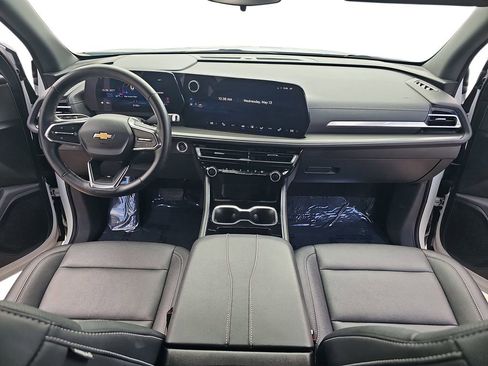 Used 2025 Chevrolet Traverse LT FWD image 9