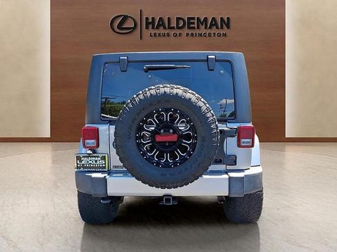 Used 2015 Jeep Wrangler Unlimited Sahara w/ Connectivity Group AWD/4WD image 5
