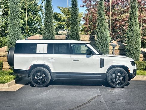 Used 2024 Land Rover Defender 130 X-Dynamic SE image 6