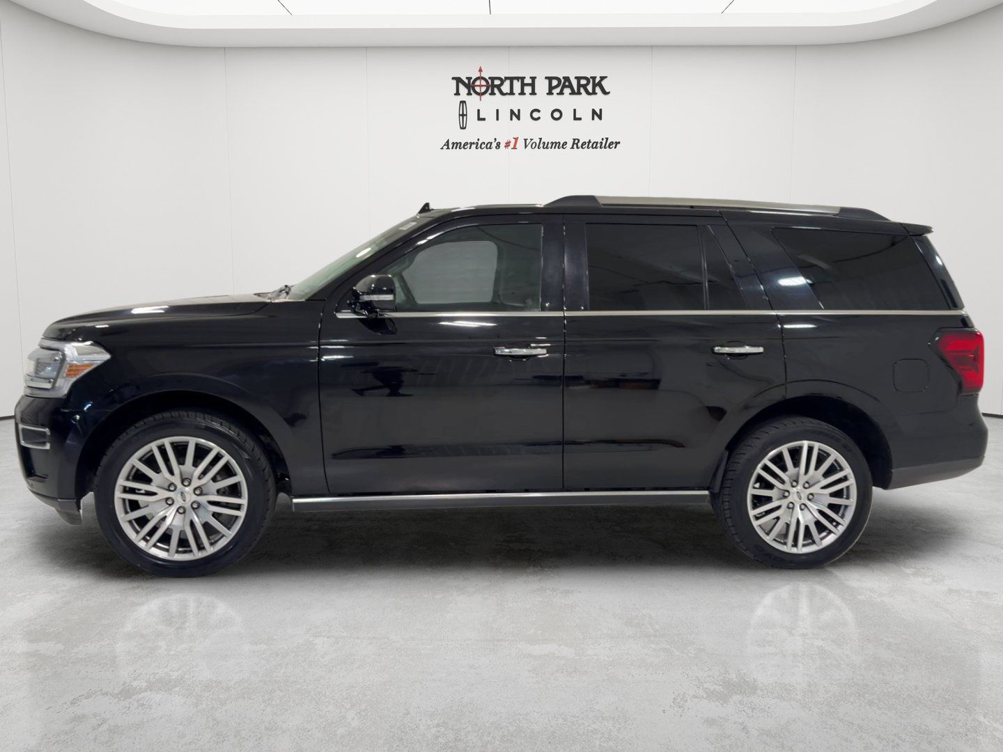 Used 2023 Ford Expedition Limited RWD image 2
