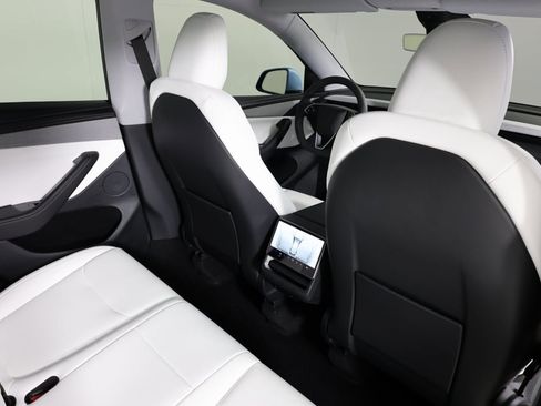 Used 2026 Tesla Model Y Long Range image 31