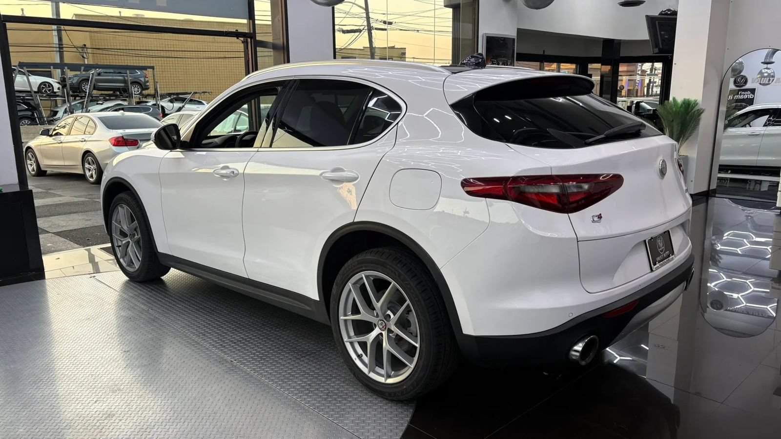 Used 2018 Alfa Romeo Stelvio Ti AWD/4WD image 4
