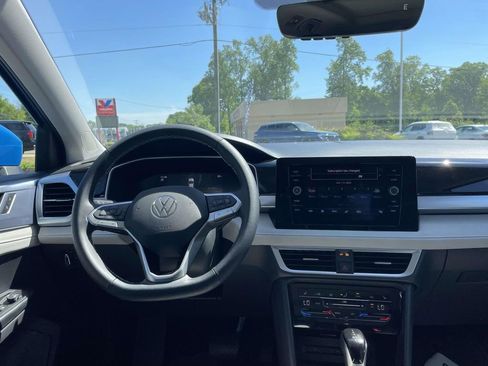 Certified 2025 Volkswagen Taos SE FWD image 11