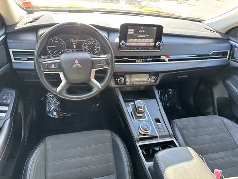 Used 2023 Mitsubishi Outlander SE image 7