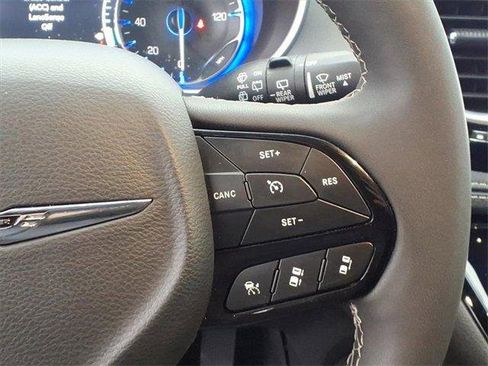 Used 2025 Chrysler Pacifica Limited image 16