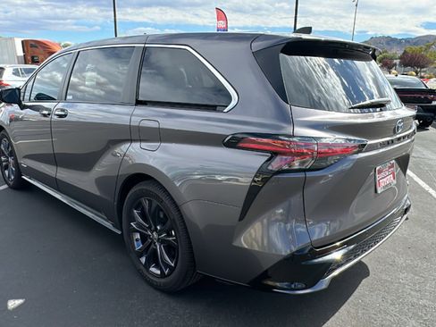Used 2021 Toyota Sienna XSE image 5