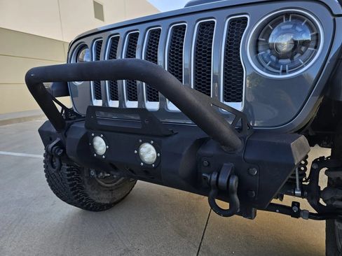 Used 2018 Jeep Wrangler Unlimited Sahara AWD/4WD image 9