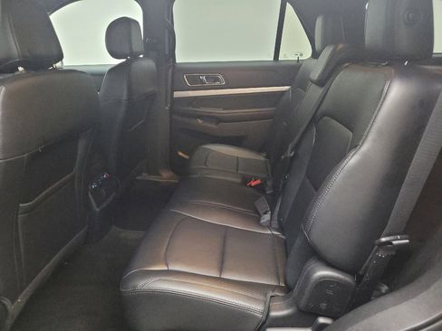 Used 2016 Ford Explorer XLT w/ Equipment Group 202A AWD/4WD image 18