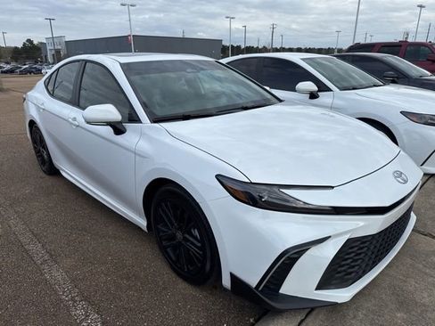 Used 2026 Toyota Camry SE w/ Convenience Package image 2