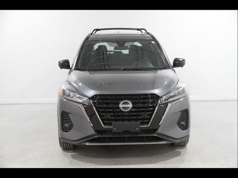 Used 2024 Nissan Kicks SR w/ Exterior Package FWD image 2