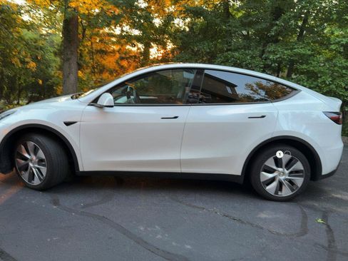 Used 2023 Tesla Model Y Long Range AWD/4WD image 2