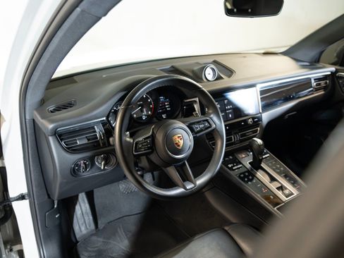 Certified 2022 Porsche Macan S AWD/4WD image 4