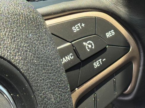 Used 2016 Jeep Cherokee Latitude FWD image 13