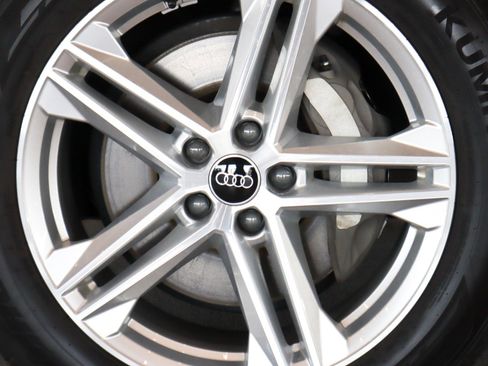 Used 2024 Audi Q5 e Premium w/ Convenience Package image 7