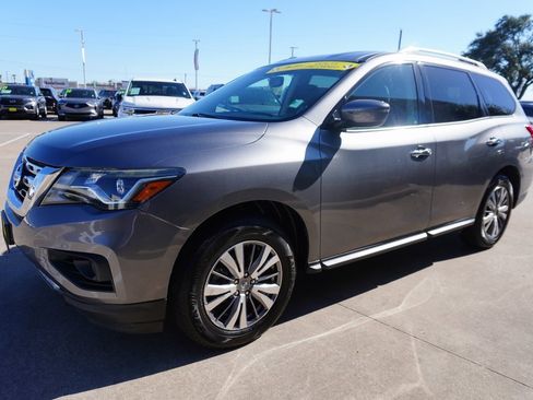 Used 2020 Nissan Pathfinder SV image 3