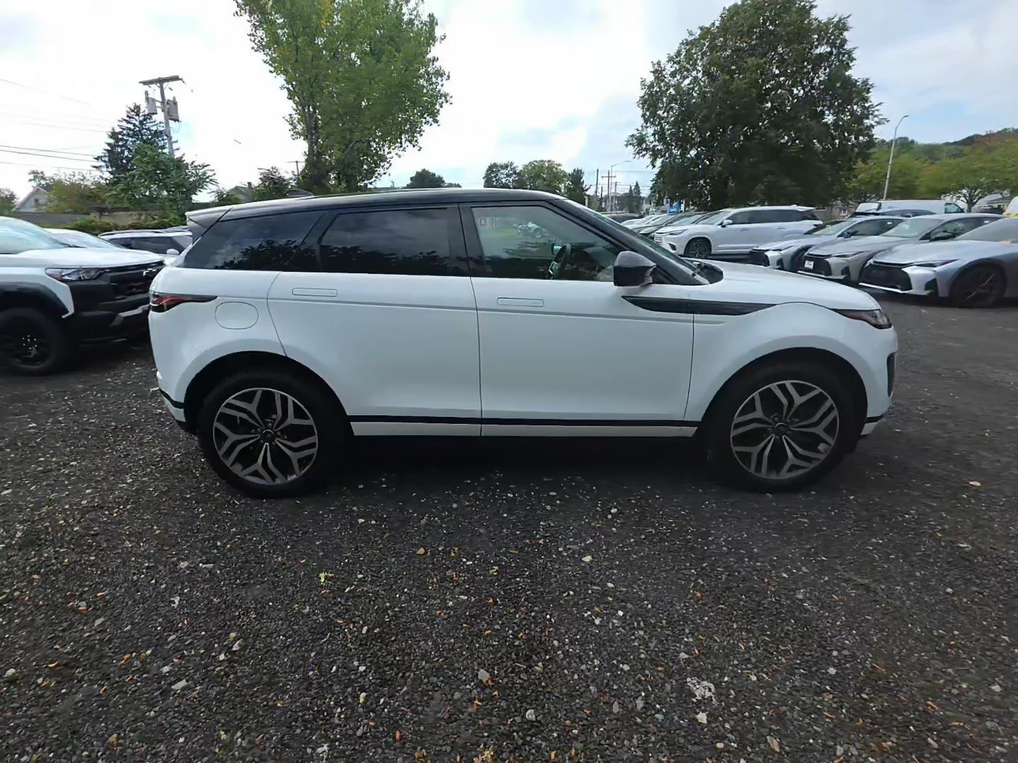 Used 2023 Land Rover Range Rover Evoque SE AWD/4WD image 2