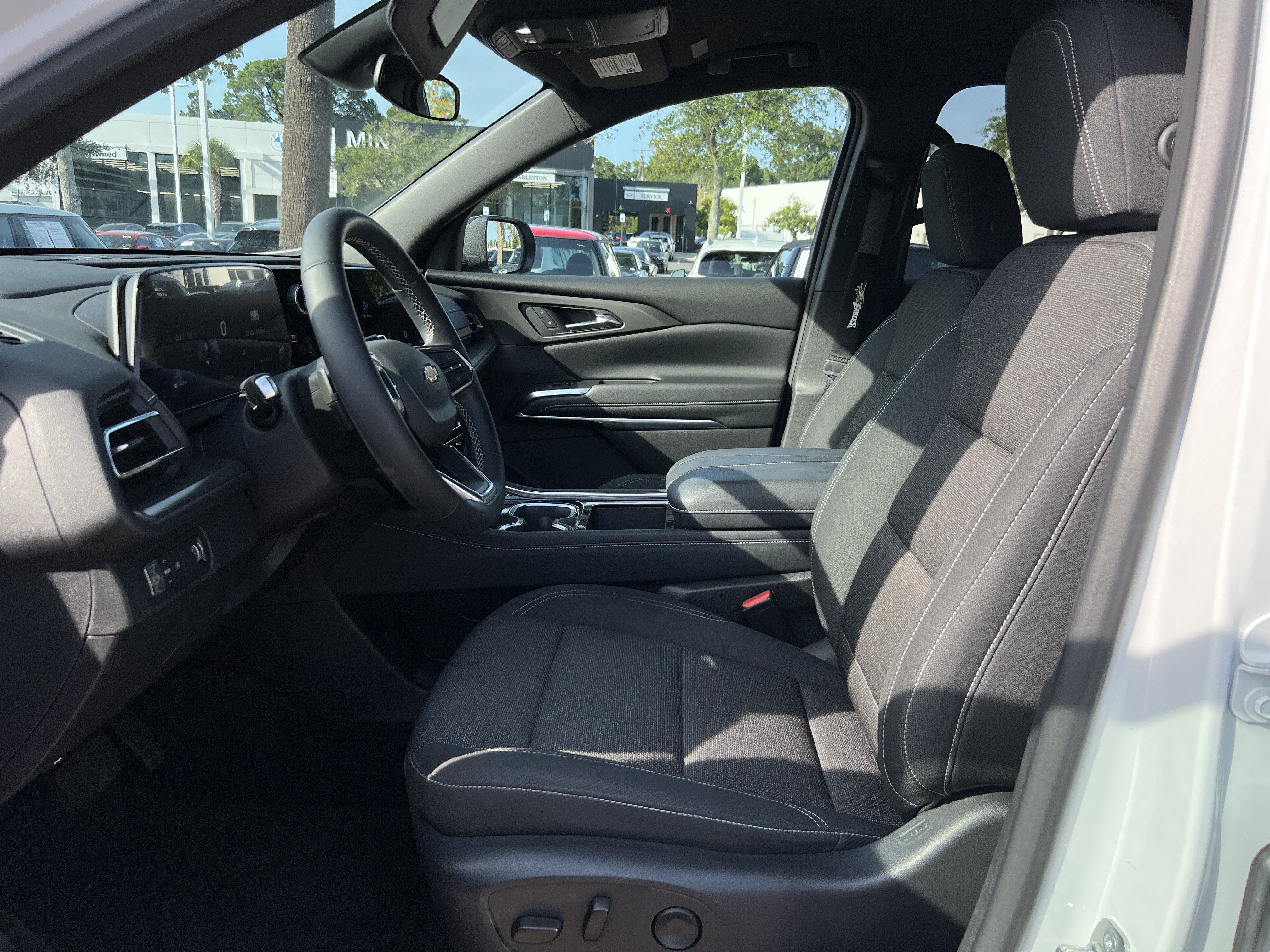 Used 2025 Chevrolet Traverse LT FWD image 16
