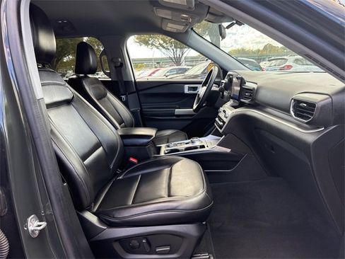 Used 2022 Ford Explorer XLT w/ Equipment Group 202A image 30