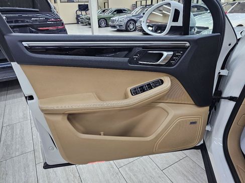 Used 2017 Porsche Macan AWD/4WD image 39