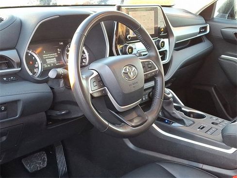 Certified 2024 Toyota Highlander XLE image 16