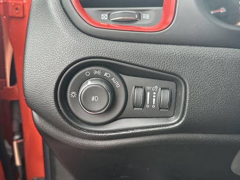 Used 2017 Jeep Renegade Trailhawk w/ Premium Trailhawk Package AWD/4WD image 22
