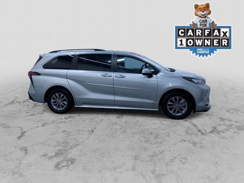 Used 2021 Toyota Sienna XLE image 2