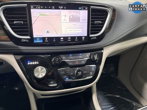 Used 2024 Chrysler Pacifica Limited FWD image 18
