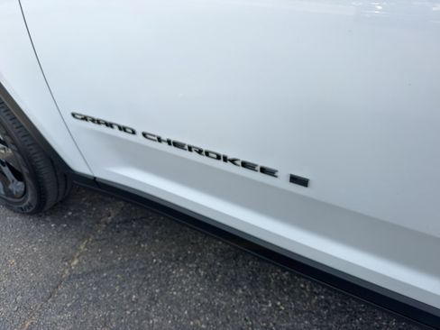 Used 2023 Jeep Grand Cherokee Altitude image 9