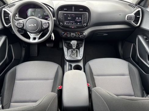Used 2025 Kia Soul LX w/ LX Technology Package FWD image 13