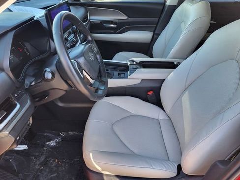 Used 2024 Toyota Grand Highlander XLE image 17