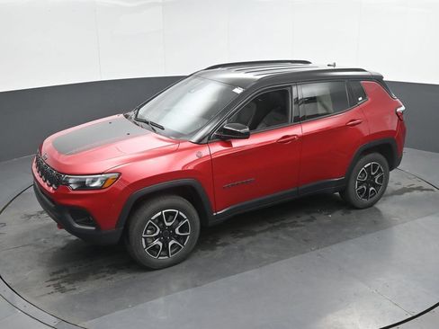 Used 2025 Jeep Compass Trailhawk AWD/4WD image 33