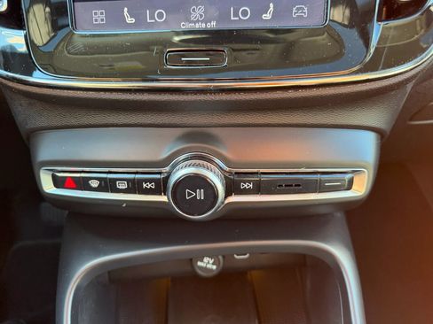 Used 2024 Volvo XC40 B5 Plus AWD/4WD image 18