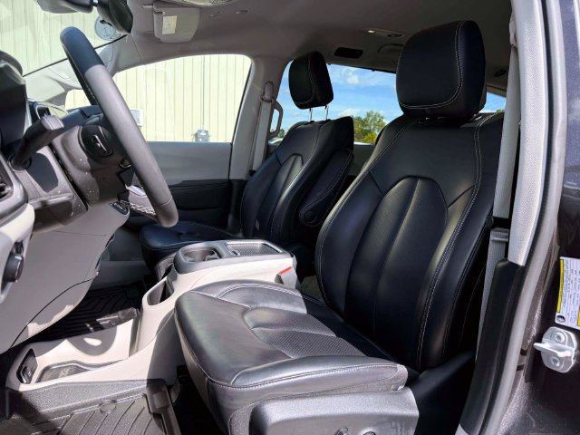 Used 2023 Chrysler Pacifica Touring-L AWD/4WD image 17