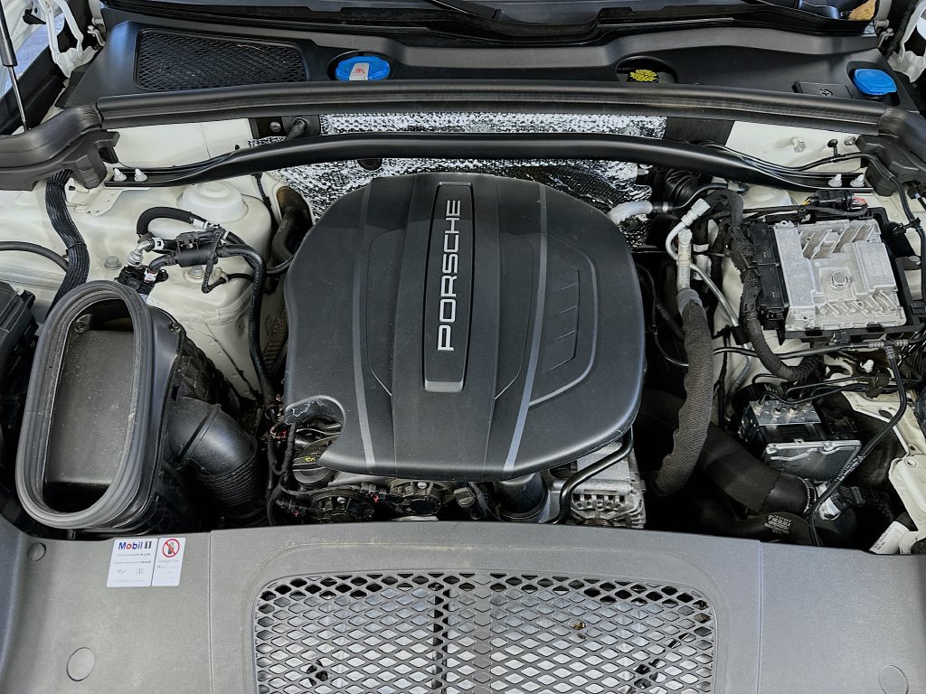 Used 2020 Porsche Macan AWD/4WD image 32