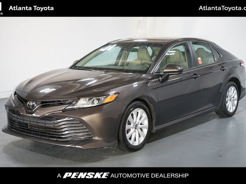 Used 2018 Toyota Camry LE image 1