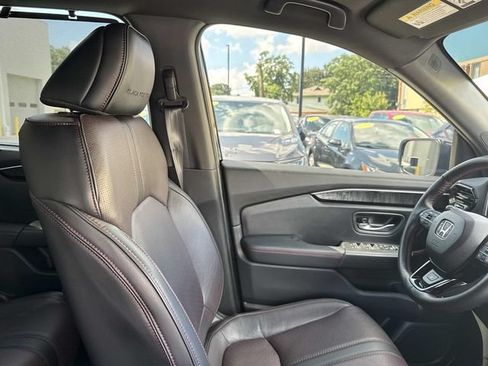 Certified 2025 Honda Pilot Black Edition image 11