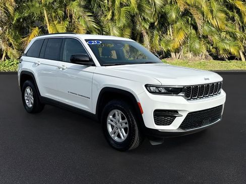 Used 2025 Jeep Grand Cherokee Laredo AWD/4WD image 2