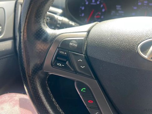 Used 2016 Hyundai Veloster Turbo FWD image 20