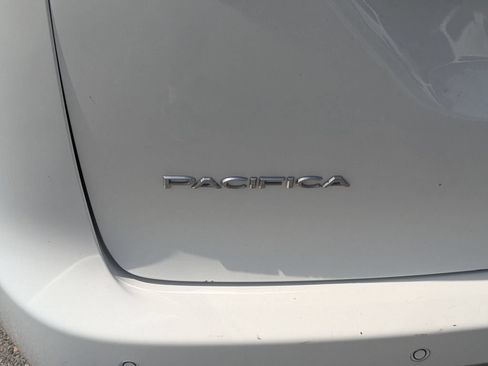 Used 2023 Chrysler Pacifica Touring-L FWD image 11