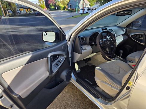 Used 2011 Toyota RAV4 4WD image 9